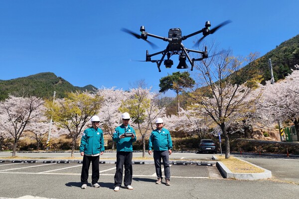 창녕군 직원들이 산불취약지역을 점검하기 위해 드론을 날리고 있다. 창녕군 제공