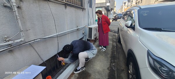 반지하 방범창 설치 사업 현장조사 장면. 서구 제공.