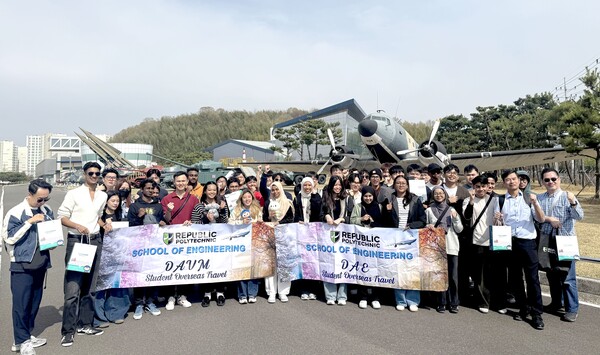 싱가포르 리퍼블릭 폴리테크닉 대학 수학여행단이 사천항공우주박물관 앞에서 기념촬영을 하고 있다. 사천시 제공