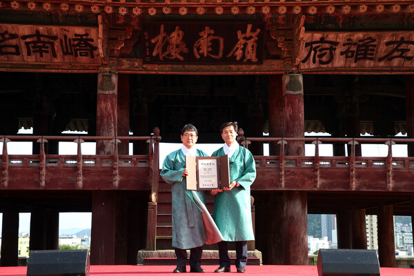 밀양 영남루에서 안병구 시장(오른쪽)이 국보 승격 지정서를 들고 기념촬영을 하고 있다. 밀양시 제공