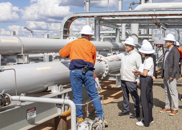 장인화 포스코그룹 회장(왼쪽 두 번째)이 지난 9일 호주 퀸즐랜드주 세넥스에너지 가스전 현장을 찾아 사업을 점검하고 있는 모습. 포스코그룹 제공