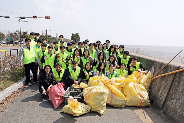 해양 생태계 정화사업에 나선 하나생명과 하나금융티아이 신입사원들. 하나금융 제공.