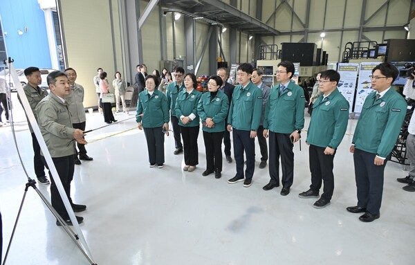 진주시의회 경제복지위원회(위원장 오경훈)가 (주)바로텍시너지를 방문하여 현장에서 직원의 설명을 듣고 있다. 진주시의회 제공