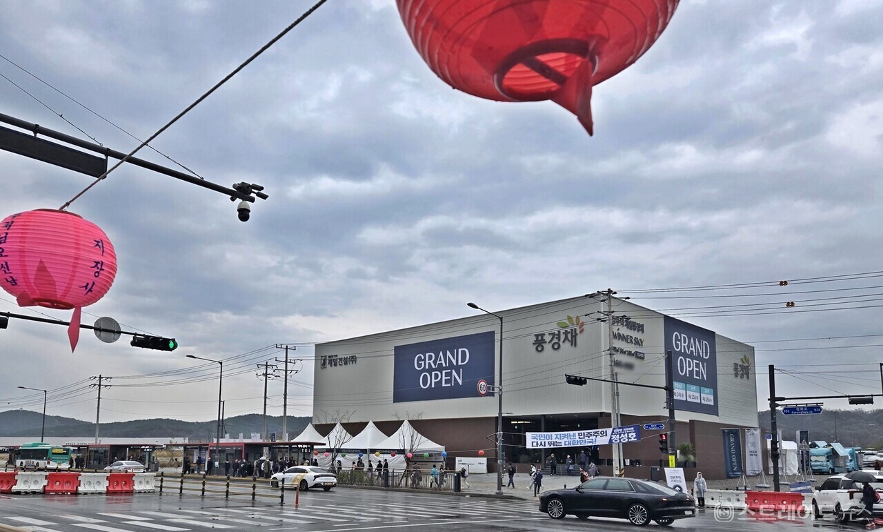 제일건설이 경기도 수도권 전철 1호선 양주역 초역세권에서 분양 중인 '양주역 제일풍경채 위너스카이'의 모델하우스가 비 오는 궃은 주말에 온종일 붐비면서, 청약 호성적에 이어 흥행몰이를 예고했다. (사진 김태현 기자)