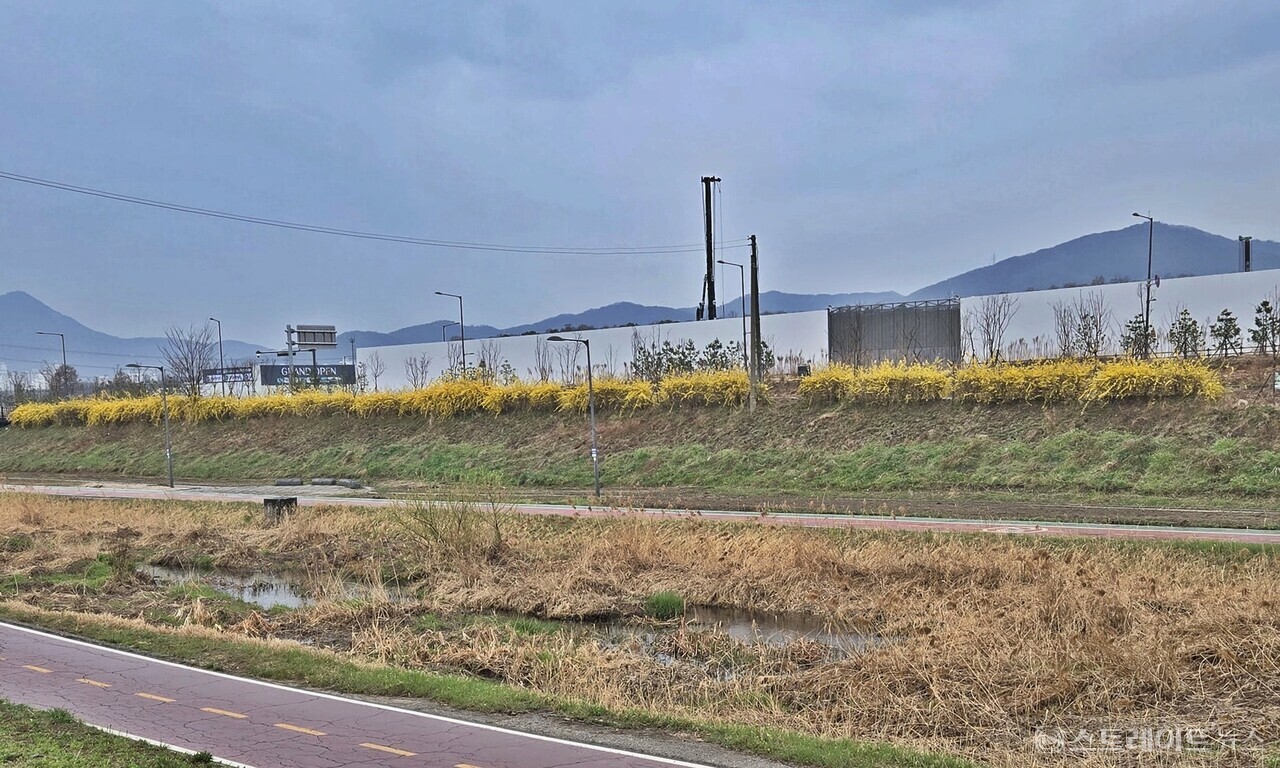 제일건설이 경기도 수도권 전철 1호선 양주역 초역세권에서 분양 중인 '양주역 제일풍경채 위너스카이'는 중랑천 수변공원이 단지 동쪽에 자리한다.(사진 김태현 기자)