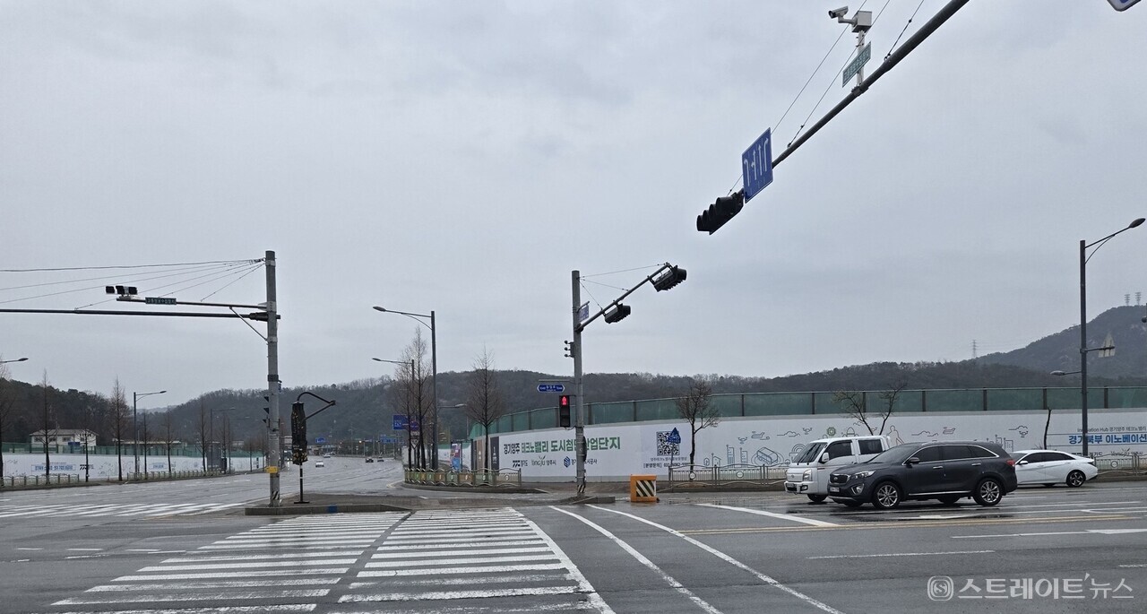 제일건설이 경기도 수도권 전철 1호선 양주역 초역세권에서 분양 중인 '양주역 제일풍경채 위너스카이'와 중랑천을 사이로 위치한 '양주역세권 테크노밸리 도시첨단산업단지' 조성 필지.(사진 김태현 기자)