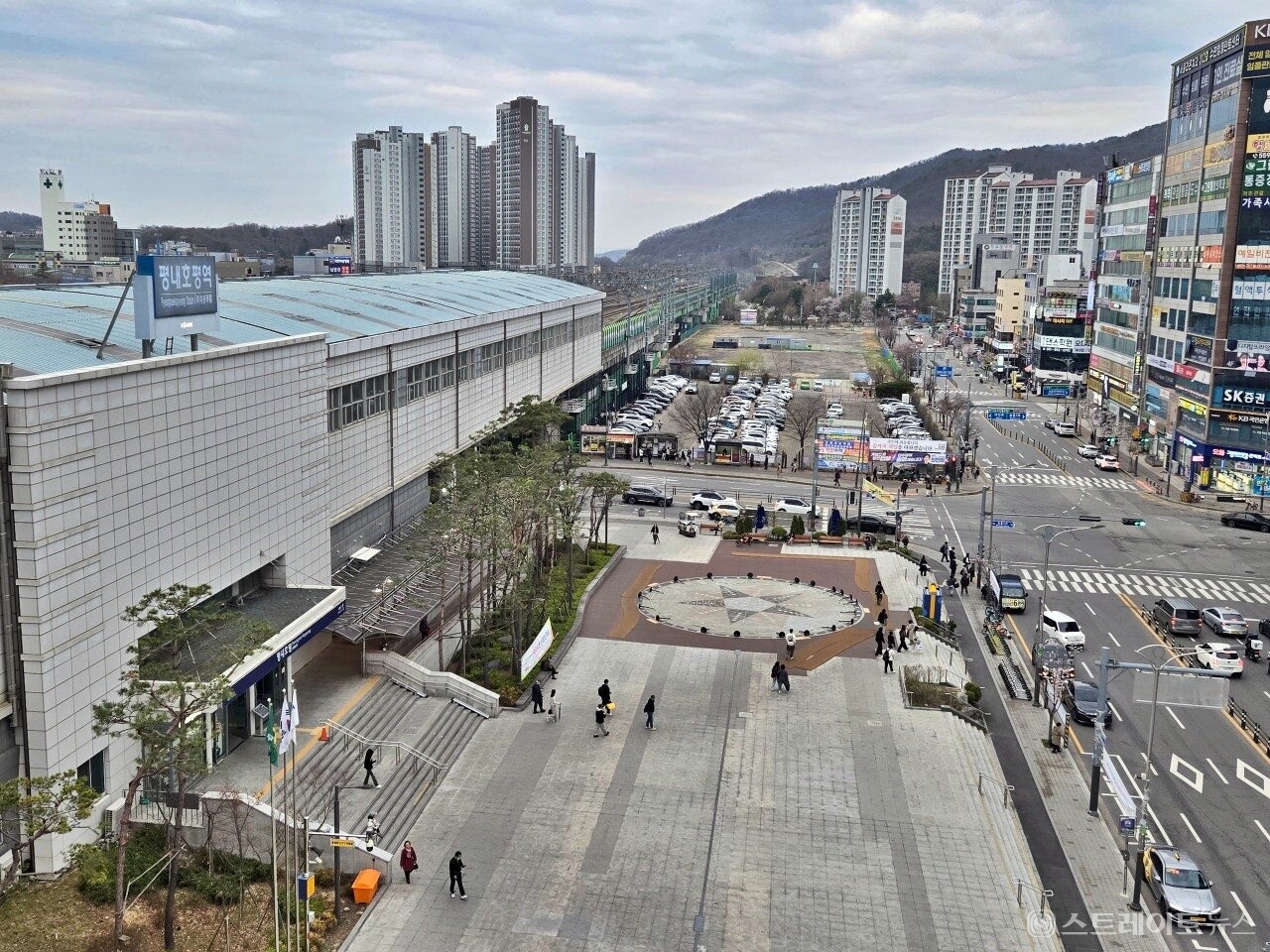 두산건설이 분양 중인  '두산위브더제니스 평내호평역 N49'(사진 건설현장)가 14일 특별공급에 이어 15~16일 1~2순위 청약에 나선다고 청약홈이 밝혔다. (사진 : 김태현 기자)