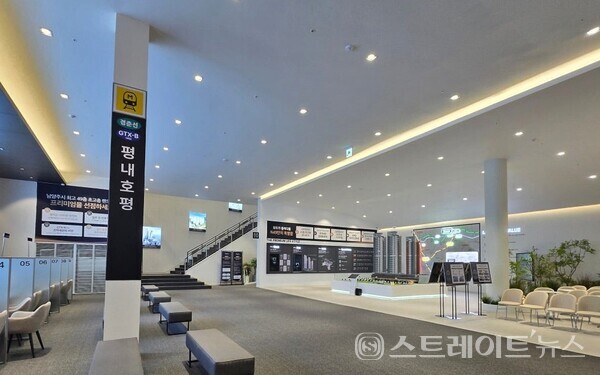 두산건설이 분양 중인  '두산위브더제니스 평내호평역 N49'의 모델하우스 1층 내부 (사진 김태현 기자)