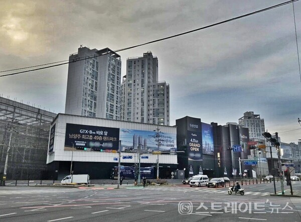 두산건설이 경기도 구리시 교문사거리에 마련한  '두산위브더제니스 평내호평역 N49'의 모델하우스 (사진 김태현 기자)