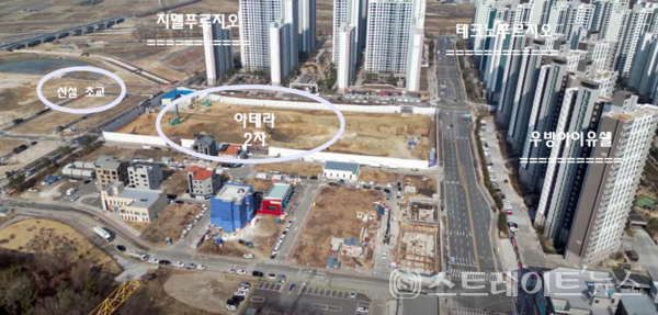 청주테크노폴리스주택개발피에프브이(PFV)가 충북 청주시 흥덕구 문암동 청주테크노폴리스 A7블록에서 시행하는 '청주테크노폴리스 아테라 2차'(건설현장)에 대한 현지의 평가는 긍정적이나, 금융비용을 계약자에게 과도하게 전가시키고 건설·시행사의 발코니와 유상옵션 잇속챙기기를 청주시청이 묵인했다는 의혹이 제기되는 분위기다. 청약홈은 14~15일 특별공급에 이어 16일 1순위 청약을 받는다.