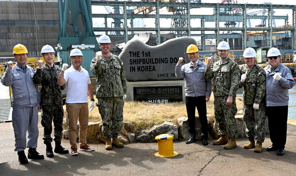 닐 코프로스키 주한미해군사령관(왼쪽 네번째)이 HJ중공업 영도조선소 방문해 유상철 대표(왼쪽 다섯번째) 등과 기념 사진을 촬영하고 있다. HJ중공업 제공