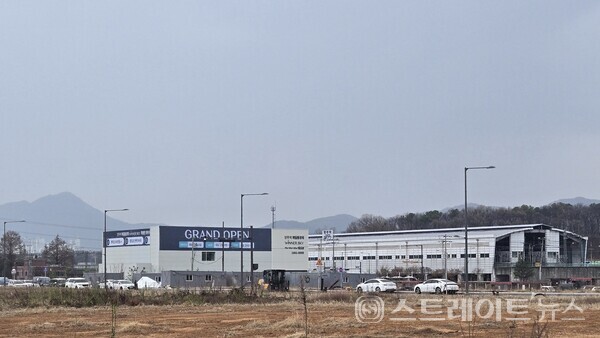 청약홈은 제일건설이 1호선 양주역 초역세권에서 선보인 '양주역 제일풍경채 위너스카이'가 15~16일 수도권 1~2순위 청약자를 대상으로 본격 청약에 들어간다고 밝혔다.사진은 양주역 앞에 자리한 '제일풍경채 위너스카이' 견본주택 내부.(김태현 선임기자)