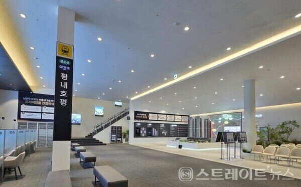 두산건설이 수도권 광역급행철도 GTX-B노선 5월 착공을 호재로 분양에 나선 '두산위브더제니스 평내호평역 N49'의 구리 교문동 모델하우스 내 모형. 청약홈은 14일 이 단지 특별공급에서 72%의 소진율을 기록했다고 밝혔다. 김태현 기자