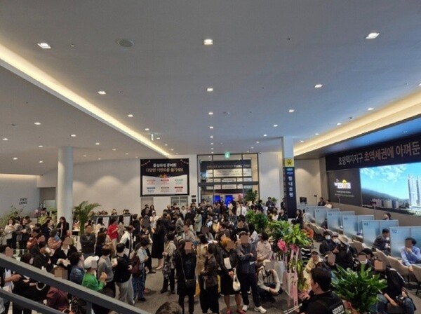 두산건설이 수도권 광역급행철도 GTX-B노선 5월 착공을 호재로 분양에 나선 '두산위브더제니스 평내호평역 N49'의 구리 교문동 모델하우스 내부. 청약홈은 14일 이 단지 특별공급에서 72%의 소진율을 기록했다고 밝혔다. 김태현 기자