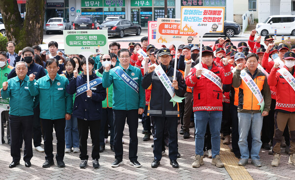 함양군이 15일 관내에서 '화재 예방 대국민 안전문화 확산 캠페인'을 실시하고 있다. 함양군 제공
