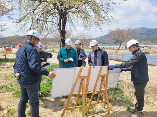 백삼종 함양부군수가 지난 15일 휴천면·유림면 일원의 재해예방 사업장을 찾아 여름철 집중호우 대비 현장 점검을 실시하고 있다. 함양군 제공