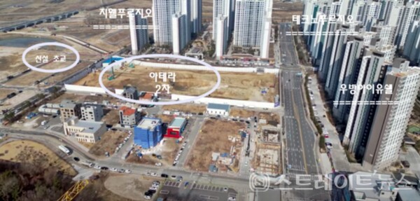 청주테크노폴리스주택개발피에프브이(PFV)가 충북 청주시 흥덕구 문암동 청주테크노폴리스 A7블록에서 시행하는 '청주테크노폴리스 아테라 2차'(건설현장)는 금융비용을 계약자에게 과도하게 전가시키고 건설·시행사의 발코니와 유상옵션 잇속 챙기기를 청주시청이 묵인했다는 의혹이 제기되는 분위기다. 청약홈은 14~15일 특별공급 청약 접수 결과, 7.29 대 1의 경쟁률을 기록했다고 밝혔다.