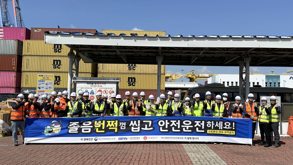 롯데웰푸드 및 행사 관계자들이 '졸음번쩍, 잠 깨!_ 캠페인' 개최식에서 단체 사진을 찍고 있다. 롯데웰푸드 제공