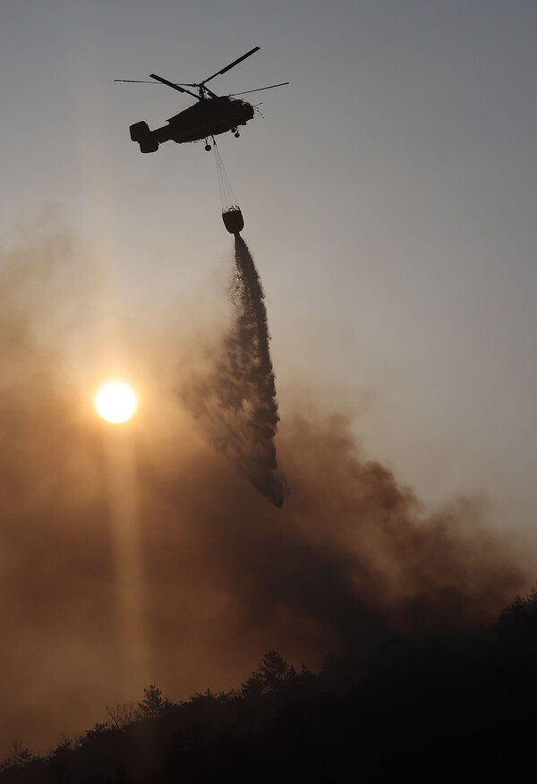 지난 달 경상북도 지역에서 최악의 화재 참사가 발생한 가운데, 3월 29일 경상북도 안동시 남후면 고하리 부근에서 산불이 재발화해 헬기가 진화 작업을 하고 있다. 연합뉴스 제공