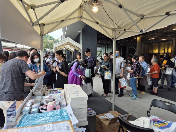 대만 타이베이 시민들이 사천시 관광 홍보부스를 방문해 기념품을 받고 있다. 사천시 제공