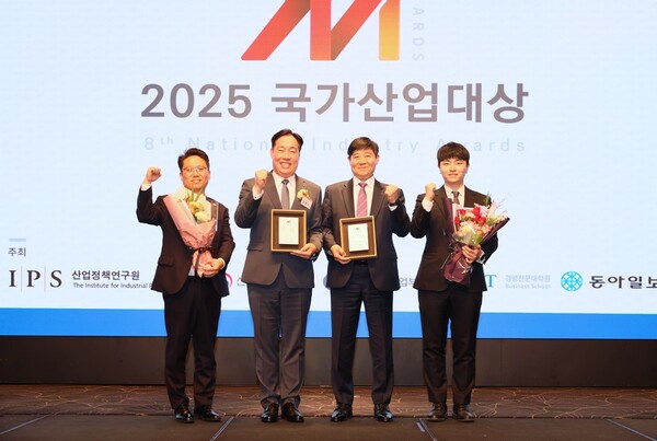 한국서부발전은 17일(목) 서울 서초 엘타워에서 열린 ‘2025 국가산업대상’ 시상식에서 제조품질, 환경경영 부문 대상을 각각 수상했다. 사진은 김평기 서부발전 발전처장(왼쪽 두 번째)과 김대성 환경운영실장(오른쪽 두 번째) 등 서부발전 수상자가 기념촬영하는 모습