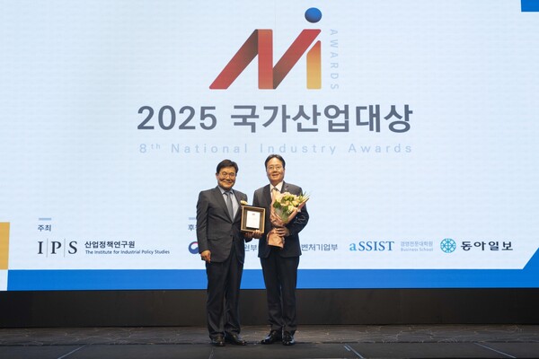 S-OIL 이영호 영업전략부문장(오른쪽)이 17일 열린 2025 국가산업대상 시상식에서 산업정책연구원 박기찬 원장과 기념 촬영을 하고 있다. 에쓰오일 제공