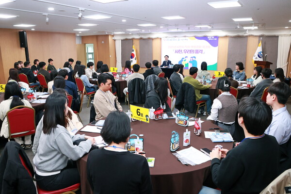 사천시가 임용 5년차 이내 저연차 공무원들을 대상으로 직원 역량강화 워크숍을 진행하고 있다.사천시 제공