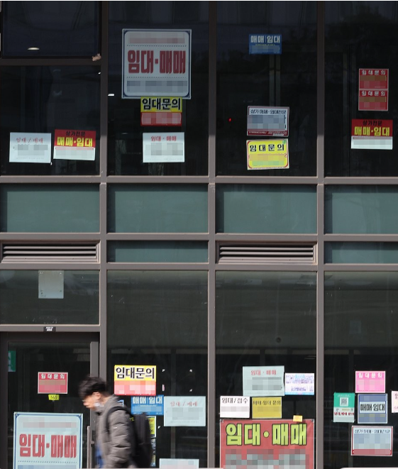 임대문의 가득한 한 상가건물. 연합뉴스 제공.