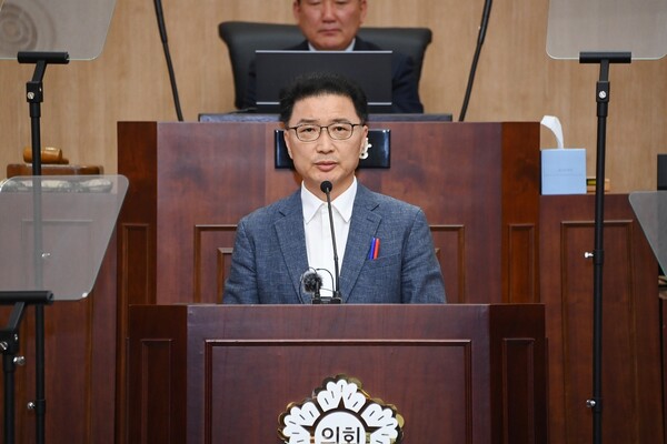 최동환 사천시의회 의원(더불어민주당)이 제282회 임시회 제2차 본회의에서 시정질문을 하고 있다. 김기환 기자