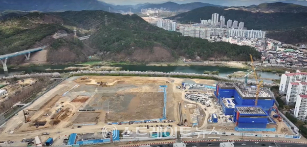 HL디앤아이한라가 울산광역시 울주군 범서읍 태화강변 택지지구 S1블럭에 분양 중인 ‘태화강 에피트'의 분양 현장. 이 단지는 합리적인 분양가에 주변 구축 아파트보다 500~1억원 저렴, 당첨 시 최소 수천만원의 차익 실현이 가능할 전망이다. 청약홈은 28일 이 단지 특별공급에 이어 29일 1순위 청약에 들어간다. ⓒ스트레이트뉴스