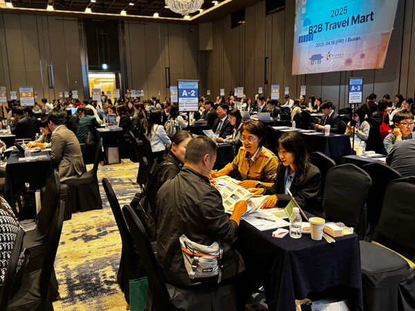 진주시와 진주문화관광재단이 18일 부산 롯데호텔에서 열린 '2025 지역관광 활성화 B2B 교류회'에서 중화권 여행사 관계자들과 진주 관광상품에 대한 비즈니스 상담을 진행하고 있다. 진주시 제공