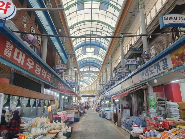 창원특례시는 여름철 폭염에 대비해 전통시장 내 환경 개선에  박차를 가하고 있다.  사진은 명서시장 모습.     