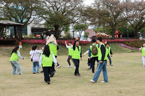 포스코HY클린메탈이 19일 광양장애인복지관 발달장애청소년과 소풍 봉사활동을 진행하고 있다. (사진=포스코HY클린메탈)