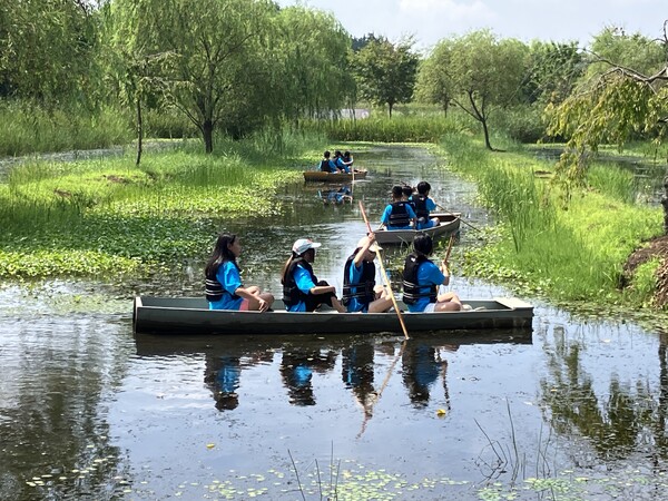 우포늪체험장 쪽배타기 체험. 창녕군 제공
