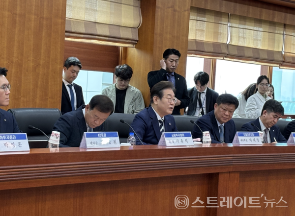 21일 이재명(가운데) 제21대 대선 경선 후보가 서울 여의도 금융투자협회에서 증권사 리서치센터장과 함께 간담회를 열었다. 서유석 금융투자협회장(이재명 후보 좌측)도 발언을 메모하는 등 주요 인사들이 경청했다.