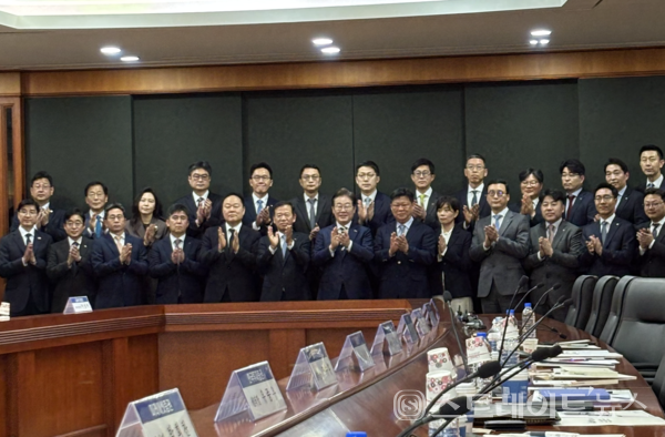 21일 이재명 제21대 대선 경선 후보가 서울 여의도 금융투자협회에서 증권사 리서치센터장과 함께 간담회를 열었다.