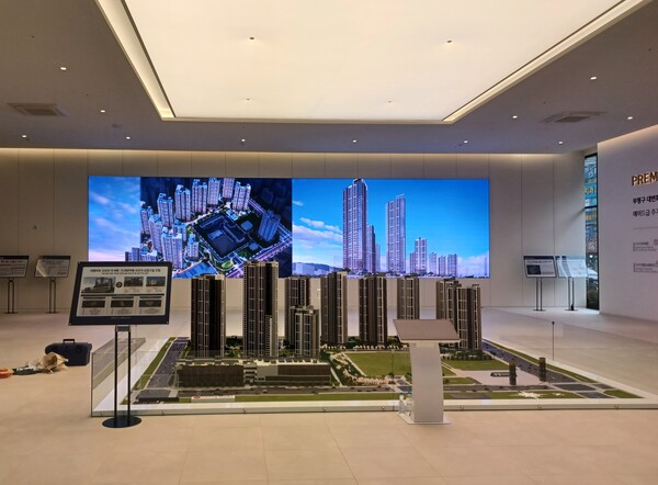 효성중공업과 진흥기업이 인천광역시 부평구 산곡1동 87-903번지 일원에 공급하는 ‘해링턴 스퀘어 산곡역’의 견본주택 내 단지 모형. 김태현 기자