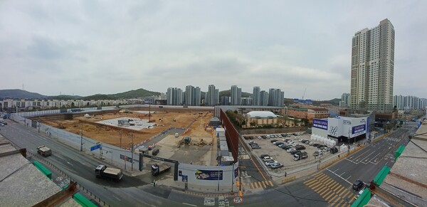 효성중공업과 진흥기업이 인천광역시 부평구 산곡1동 87-903번지 일원에 공급하는 ‘해링턴 스퀘어 산곡역’의 건설 현장과 견본주택. 김태현 기자