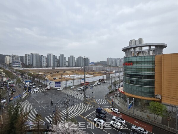 효성중공업과 진흥기업이 인천광역시 부평구 산곡1동 87-903번지 일원에 산곡재개발정비사업으로 공급 중인 ‘해링턴 스퀘어 산곡역’이 21일 특별공급에서 주력형인 59㎡형이 100% 소진, 순위 내 마감의 발판을 마련했다. (김태현 기자)