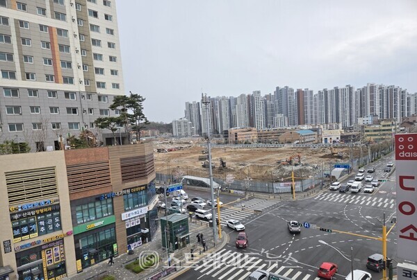 ​산곡역 사거리 인근에 분양 채비 중인 '힐스테이트자이하늘채'(산곡 6구역) 건설현장. 뒷편 단지는 '부평 캐슬앤 더샵'과 'e편한세상 부평 그랑힐스'다. '해링턴 스퀘어 산곡역'은 21일 특별공급에 이어 22~23일 1~2순위를 청약홈에서 받는다. (김태현 기자)​