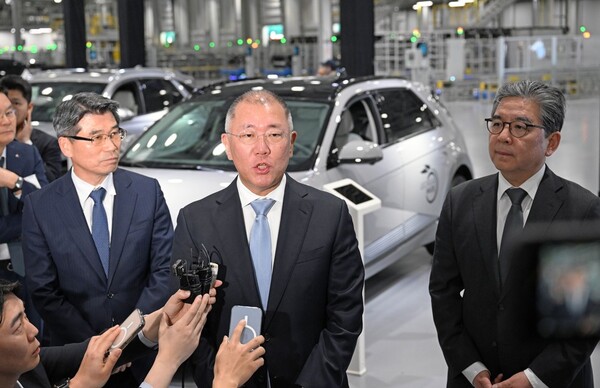 정의선 현대차그룹 회장(가운데)이 지난달 26일(현지시간) 미국 조지아주 엘라벨에서 열린 현대차그룹 메타플랜트 아메리카(HMGMA) 준공식에서 기자들의 질문에 답변하는 모습. 현대자동차그룹 제공