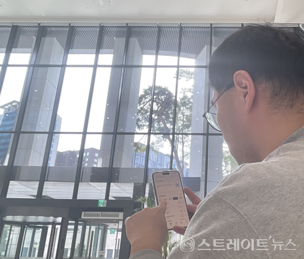 스트레이트뉴스 조성진 기자가 우리투자증권의 ‘우리WON MTS’를 사용하는 모습.