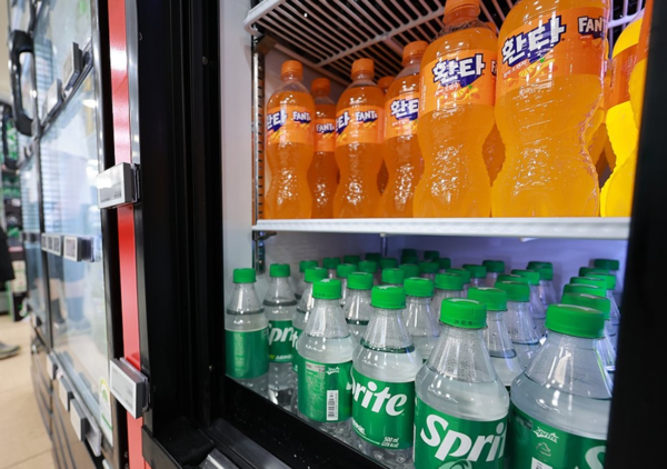 코카콜라음료는 내달 1일부터 스프라이트, 환타, 파워에이드, 미닛메이드, 조지아 등 일부 품목의 출고가를 평균 5.5% 인상한다. 이번 가격 인상에서 코카콜라는 제외됐다. 연합뉴스