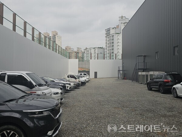 ◇'고척 푸르지오 힐스테이트' 견본주택은 아파트 공사현장의 옆에 있다. (사진=이준혁 기자)