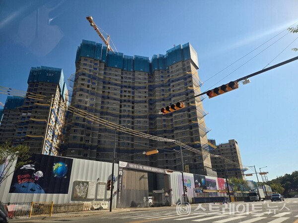 경기도 의왕에서 LH가 개발한 고천택지개발지구에서 분양 중인 '제잂풍경채 의왕고천' 본청약 후분양 건설현장. 대방디에트르와 e편한세상에 비해 인동선 의왕시청역에 초역세권이다. (스트레이트뉴스 DB)