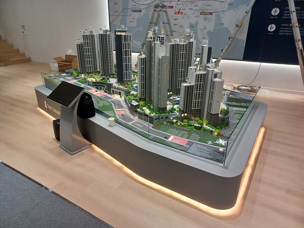 포스코이앤씨가 부산광역시 사하구 당리동 54번지 일원에 공급하는 ‘더샵 당리센트리체’의 견본주택 내부 단지모형. 김태현 기자