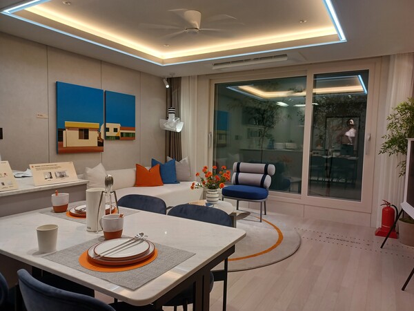 포스코이앤씨가 부산광역시 사하구 당리동 54번지 일원에 공급하는 ‘더샵 당리센트리체’의 59㎡형 거실. 김태현 기자