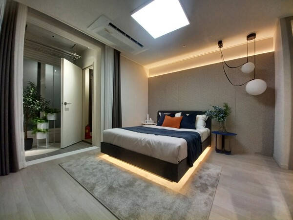 포스코이앤씨가 부산광역시 사하구 당리동 54번지 일원에 공급하는 ‘더샵 당리센트리체’의 59㎡형 침실. 김태현 기자