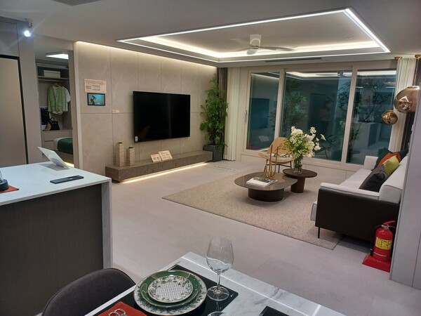 포스코이앤씨가 부산광역시 사하구 당리동 54번지 일원에 공급하는 ‘더샵 당리센트리체’의 84㎡형 거실. 김태현 기자