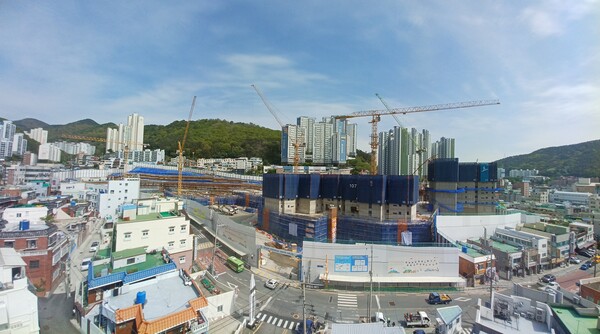 포스코이앤씨가 부산광역시 사하구 당리동 54번지 일원에 공급하는 ‘더샵 당리센트리체’의 건설현장. 당리역에 가까운 2개 동은 이미 건물이 올라가고 있다. 김태현 기자